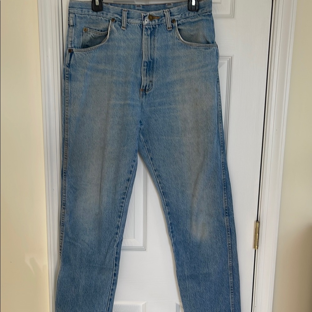 Wrangler size 34/32 men’s straight leg jeans.